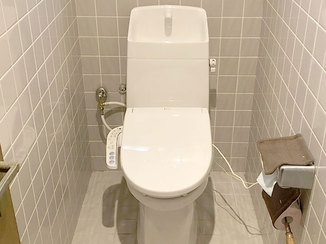 トイレリフォーム 迅速に取り替えた、清潔感のあるトイレ