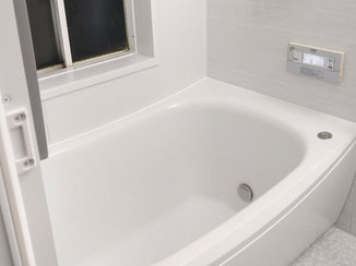 バスルームリフォーム 白色でまとめたシンプルな浴室と洗面化粧台