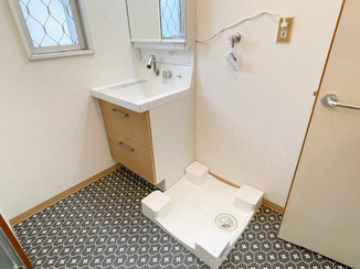 洗面リフォーム 床をキレイに張り替えた、安心して使える洗面室＆トイレ