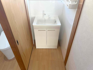 洗面リフォーム 足元のひんやりを解消し、お手入れも簡単になった洗面所＆トイレ