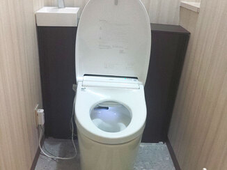 トイレリフォーム 配管やコードをスッキリ隠して、お掃除もしやすくなったレストルーム